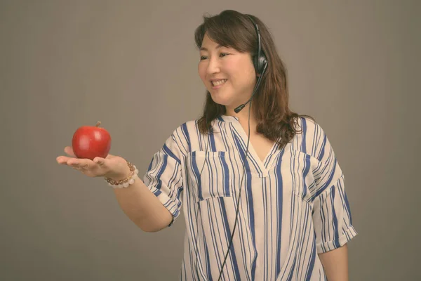 회색 배경에 대항하는 아름다운 아시아 여성 성숙기 — 스톡 사진