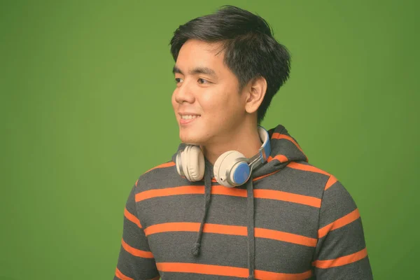 年轻英俊的菲律宾男子与绿色背景 — 图库照片