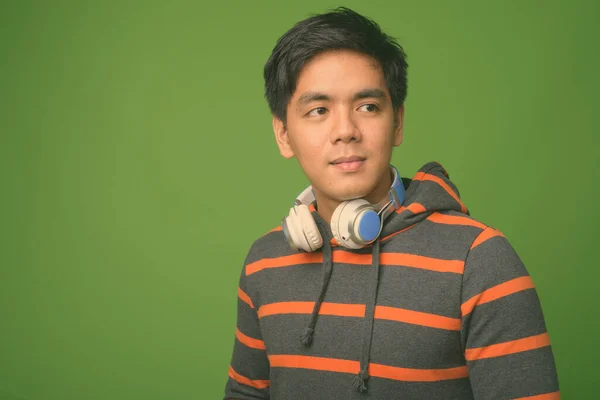 年轻英俊的菲律宾男子与绿色背景 — 图库照片