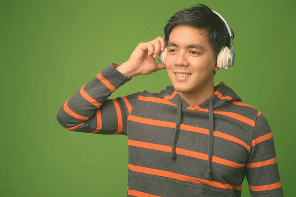 Jeune bel homme philippin sur fond vert — Photo