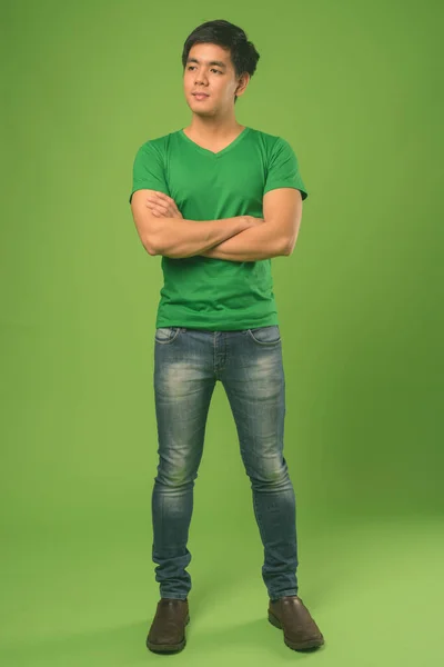 Joven hombre filipino guapo sobre fondo verde —  Fotos de Stock