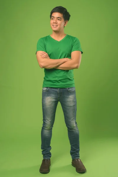 Giovane bell'uomo filippino contro sfondo verde — Foto Stock