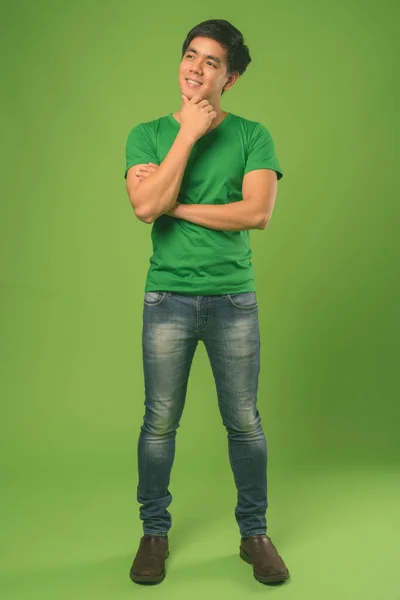 Giovane bell'uomo filippino contro sfondo verde — Foto Stock