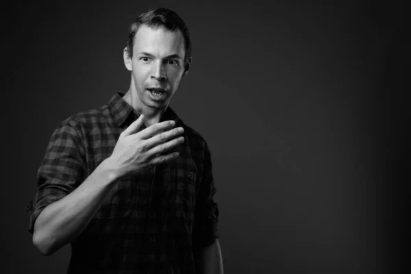 Estudio disparo de hombre hipster sobre fondo gris — Foto de Stock