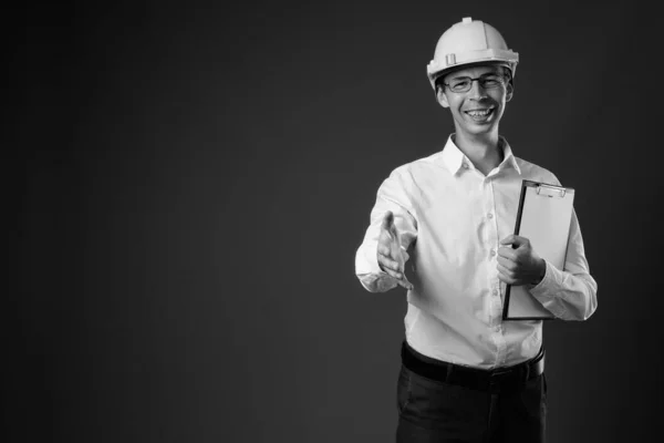 Retrato de hombre de negocios con sombrero de señora sobre fondo gris — Foto de Stock