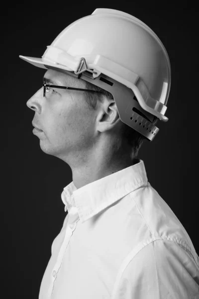 Portret przedsiębiorcy noszącego twardy kapelusz na szarym tle — Zdjęcie stockowe