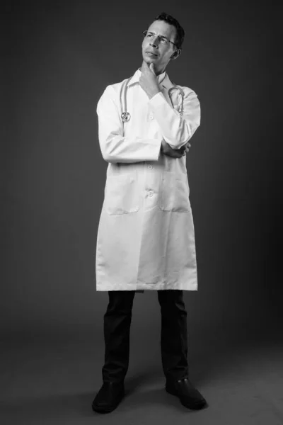 Студийный снимок человека-врача на сером фоне — стоковое фото