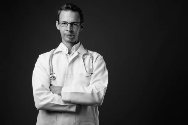 Studio photo de l'homme médecin sur fond gris — Photo