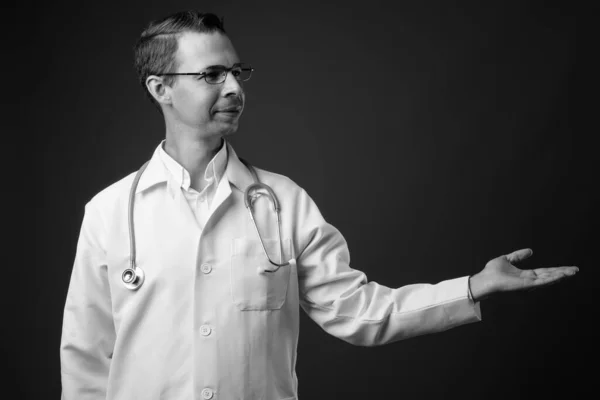 Studioaufnahme eines Arztes vor grauem Hintergrund — Stockfoto