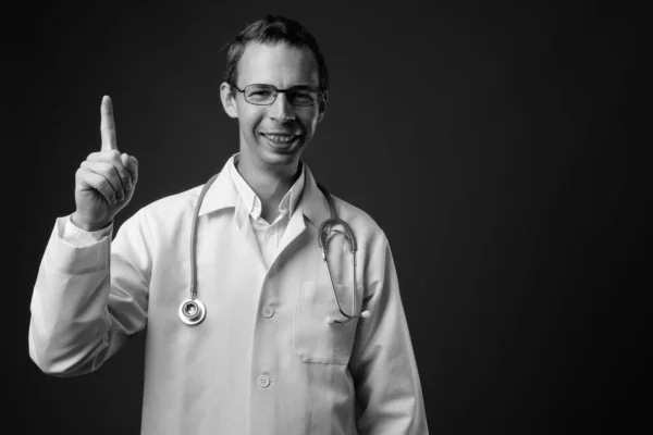 Студийный снимок человека-врача на сером фоне — стоковое фото