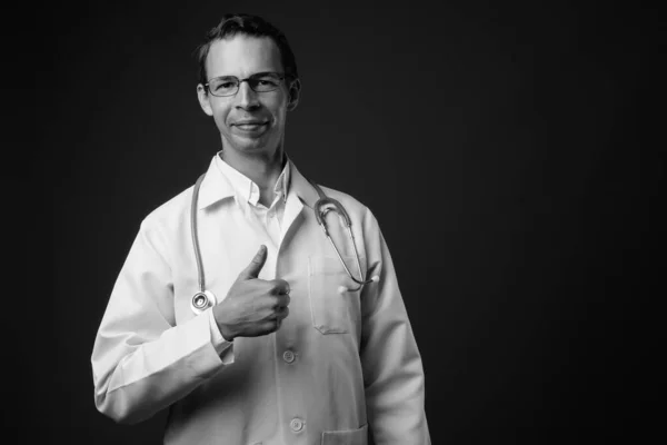 Studio photo de l'homme médecin sur fond gris — Photo