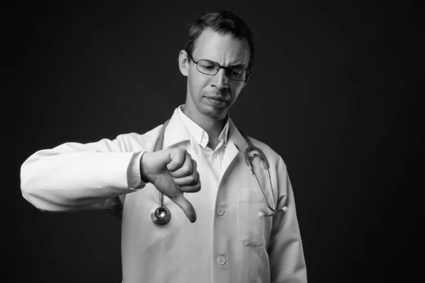 สตูดิโอถ่ายของชายแพทย์กับพื้นหลังสีเทา — ภาพถ่ายสต็อก