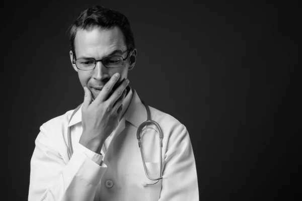 Studioaufnahme eines Arztes vor grauem Hintergrund — Stockfoto