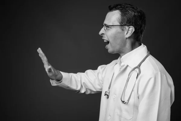 Estudio de hombre médico sobre fondo gris — Foto de Stock