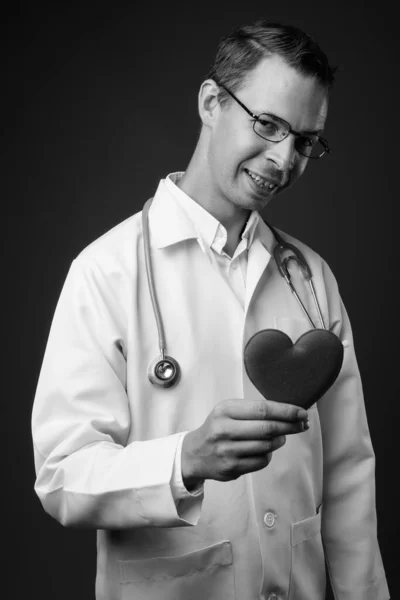 Studio shot of man doctor against gray background — Stock Photo, Image