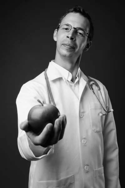 Studio photo de l'homme médecin sur fond gris — Photo