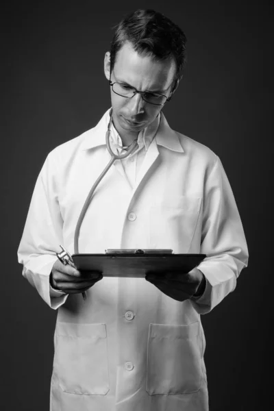 Studio photo de l'homme médecin sur fond gris — Photo