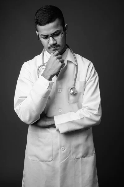 Лікар - мультинаціональний лікар проти сірого походження — стокове фото