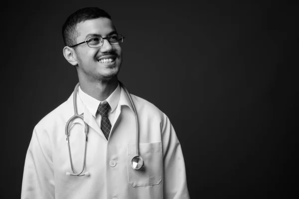 Jeune multi ethnique asiatique homme médecin sur fond gris — Photo