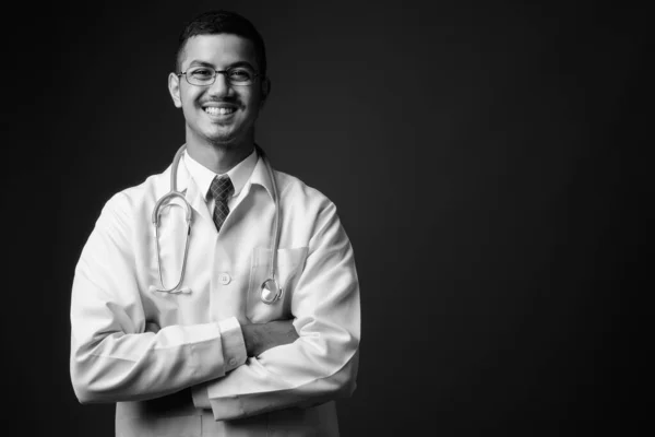 Молодой многонациональный врач-азиат на сером фоне — стоковое фото