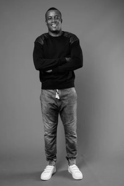 Studio skott av ung afrikansk man mot grå bakgrund — Stockfoto
