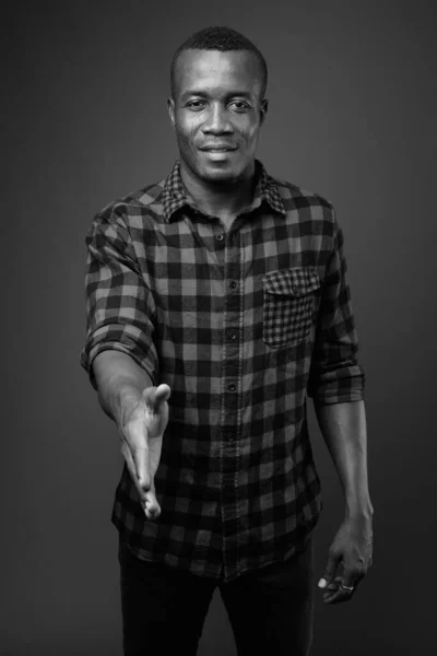 Estudio disparo de joven africano hipster hombre sobre fondo gris —  Fotos de Stock
