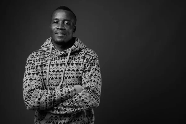 Зйомки молодого африканця на сірому фоні — стокове фото