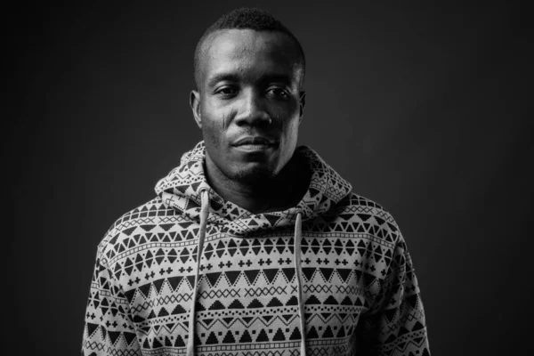 스튜디오에서 젊은 아프리카 남자가 회색 배경에 맞서 찍은 사진 — 스톡 사진