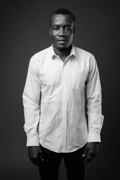 Estudio de un joven empresario africano sobre fondo gris —  Fotos de Stock