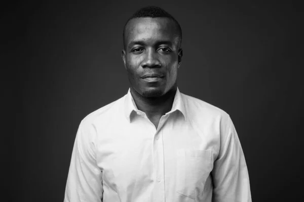 Estudio de un joven empresario africano sobre fondo gris —  Fotos de Stock
