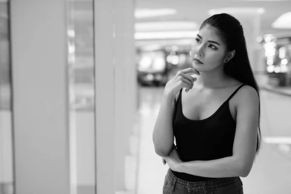 Young beautiful Asian woman exploring around the city — Stock Photo, Image