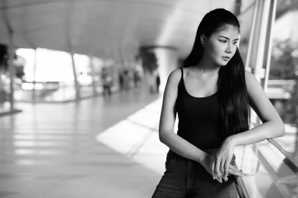 年轻美丽的亚洲女人在城市里四处探索 — 图库照片