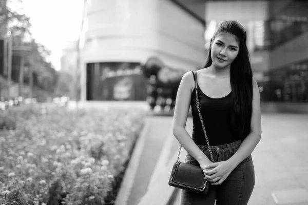 Ung vacker asiatisk kvinna utforska runt om i staden — Stockfoto