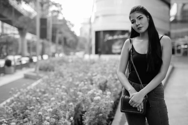 Jeune belle femme asiatique explorer autour de la ville — Photo