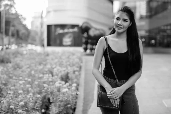 Ung vacker asiatisk kvinna utforska runt om i staden — Stockfoto