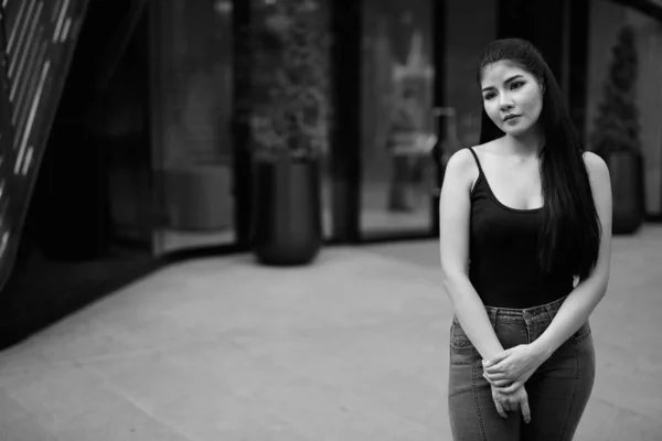 Giovane bella donna asiatica esplorare intorno alla città — Foto Stock