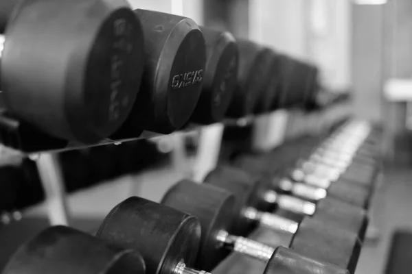 Hantlar inställda på gymmet i svart och vitt — Stockfoto
