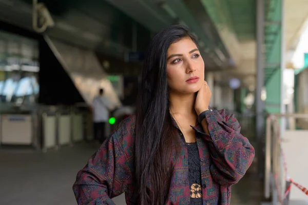 Porträt einer schönen jungen Frau, die bereit ist, im Freien zu reisen — Stockfoto