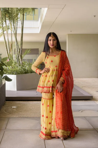 Retrato de bela jovem mulher vestindo vestido indiano tradicional — Fotografia de Stock