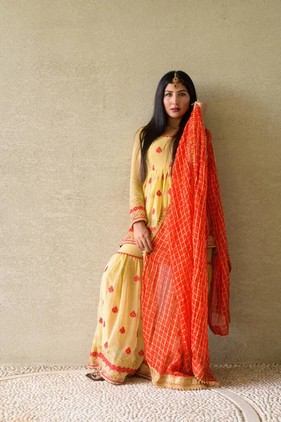 인도의 전통 의상을 입은 아름다운 젊은 여자의 모습 — 스톡 사진