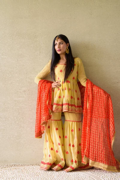 Portrait de belle jeune femme portant la robe traditionnelle indienne — Photo