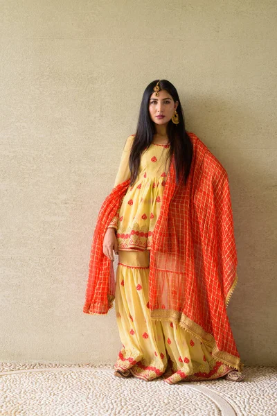 Ritratto di bella giovane donna che indossa il tradizionale abito indiano — Foto Stock