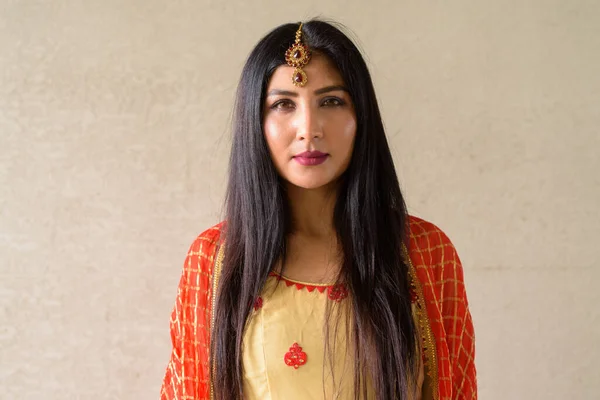 Retrato de bela jovem mulher vestindo vestido indiano tradicional — Fotografia de Stock