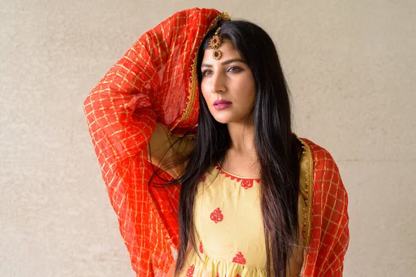 Retrato de una hermosa mujer joven con vestido tradicional indio — Foto de Stock