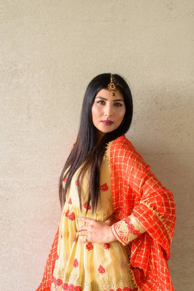 Portrait of beautiful young woman wearing traditional Indian dress — Stock Photo, Image