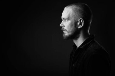 Gri arka planda Finli adam