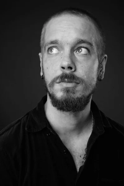 Hombre finlandés contra fondo gris —  Fotos de Stock