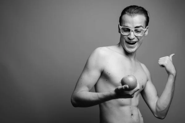 Joven hombre guapo sin camisa sobre fondo gris — Foto de Stock