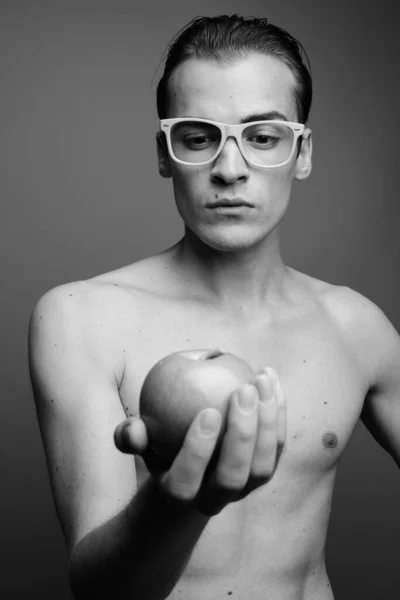 Jovem bonito homem sem camisa contra fundo cinza — Fotografia de Stock