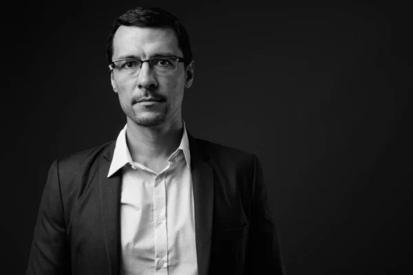 Retrato de hombre de negocios guapo en traje sobre fondo gris —  Fotos de Stock